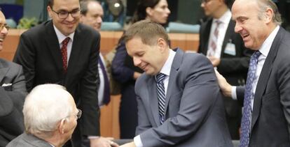 El ministro espa&ntilde;ol de Econom&iacute;a, Luis de Guindos (d), en presencia del ministro eslovaco de Finanzas, Peter Kazimir (c), conversa con el ministro alem&aacute;n de Finanzas, Wolfgang Sch&auml;uble, durante una reuni&oacute;n de los ministros de Econom&iacute;a y Finanzas de la zona euro, en Bruselas, B&eacute;lgica. EFE/Archivo