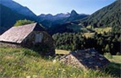 Paisaje del Circuito de los 4 Refugios, en el Pirineo aragonés, con las bordas, construcciones tradicionales para guardar la hierba y el ganado.