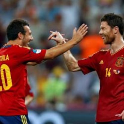 Xabi Alonso celebra un gol con Santi Cazorla durante el partido de la selección contra Francia.