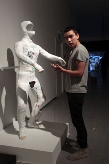 Iván Argote, ante una de sus piezas.