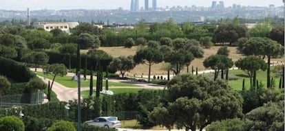 Entrada de la urbanizaci&oacute;n de lujo &quot;La Finca&quot; en Pozuelo de Alarc&oacute;n (Madrid)