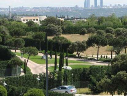 Entrada de la urbanizaci&oacute;n de lujo &quot;La Finca&quot; en Pozuelo de Alarc&oacute;n (Madrid)