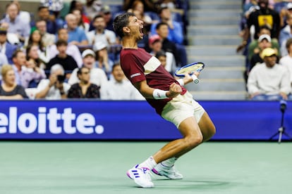 El autraliano Alexie Popyrin celebra su victoria frente a Novak Djokovic.