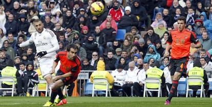 Benzema marca el cuarto gol a la Real Sociedad.