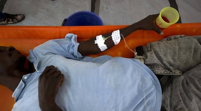 Un paciente de c&oacute;lera en un hospital de Puerto Pr&iacute;ncipe.