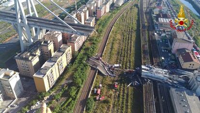 Imagen del puente derrumbado en Génova.