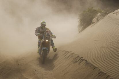 El motociclista italiano Jacopo Cerutti compite en la cuarta etapa del rally Dakar 2018, en San Juan de Marcona (Per), el 9 de enero de 2018.