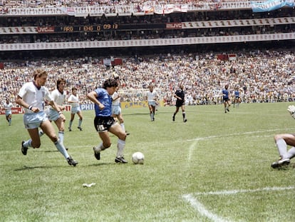 Maradona encara al portero inglés Shilton en el célebre gol en cuartos de final del Mundial de México 86.