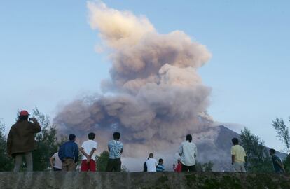 La última erupción del volcán tuvo lugar en 2014. En la imagen, residentes contemplan la erupción del volcán Mayón desde la ciudad de Legazpi (Filipinas), el 24 de enero de 2018.