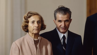 El presidente rumano Nicolae Ceausescu y su esposa, Elena, en un viaje oficial.