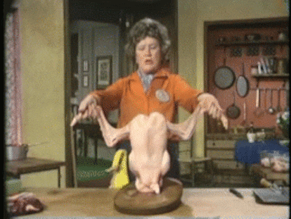 A Julia Child le daba tiempo a bailar con el pavo / GIPHY