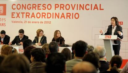 La secretaria provincial, Carmen Mart&iacute;nez, se dirige al congreso del PSPV-PSOE de Valencia