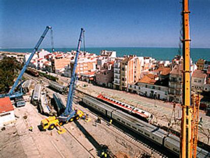Trabajos de desescombro de los trenes accidentados en Torredembarra.