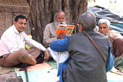 Hombres leyendo a la puerta de la casa de Rabindranath Tagore, en Calcuta.