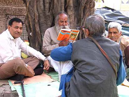 Hombres leyendo a la puerta de la casa de Rabindranath Tagore, en Calcuta.