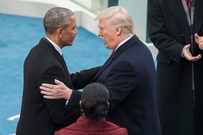 El presidente Barack Obama y el presidente electo, Donald Trump, se saludan al inicio de la ceremonia de investidura de este último el 20 de enero de 2017. 