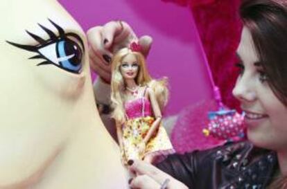 Una empleada prepara una muñeca de Barbie para la prensa en la 'Casa de ensueño de Barbie' situada cerca de Alexanderplatz, Berlín, Alemania hoy 12 de abril de 2013. La 'Casa de ensueño de Barbie' se inaugura el próximo 16 de mayo.