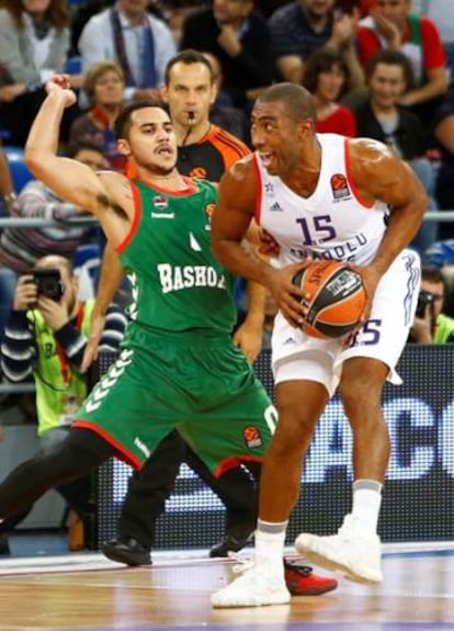 Granger intenta lanzar ante Larkin.