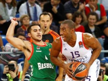 Granger intenta lanzar ante Larkin.