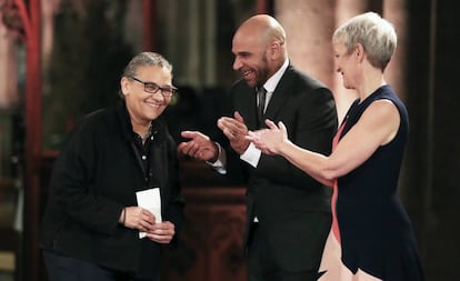 Lubaina Himid (i) recoge el premio.