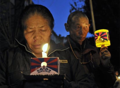 Un grupo de exiliados tibetanos han pasado una noche de vigilia en Dharmsala, India, por la fallecidas por los malos tratos.