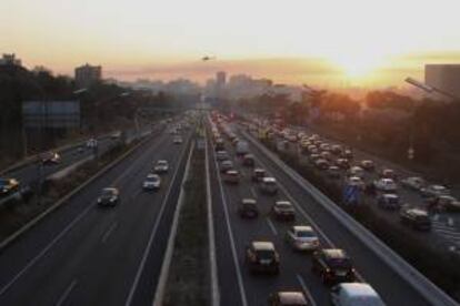 Vista de coches circulando por la Diagonal de Barcelona. EFE/Archivo