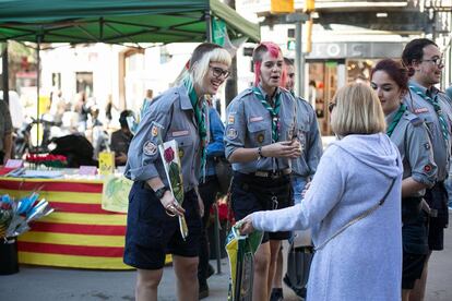 Escenas graciosas han transcurrido durante toda la mañana en la feria del día de San Jordi.