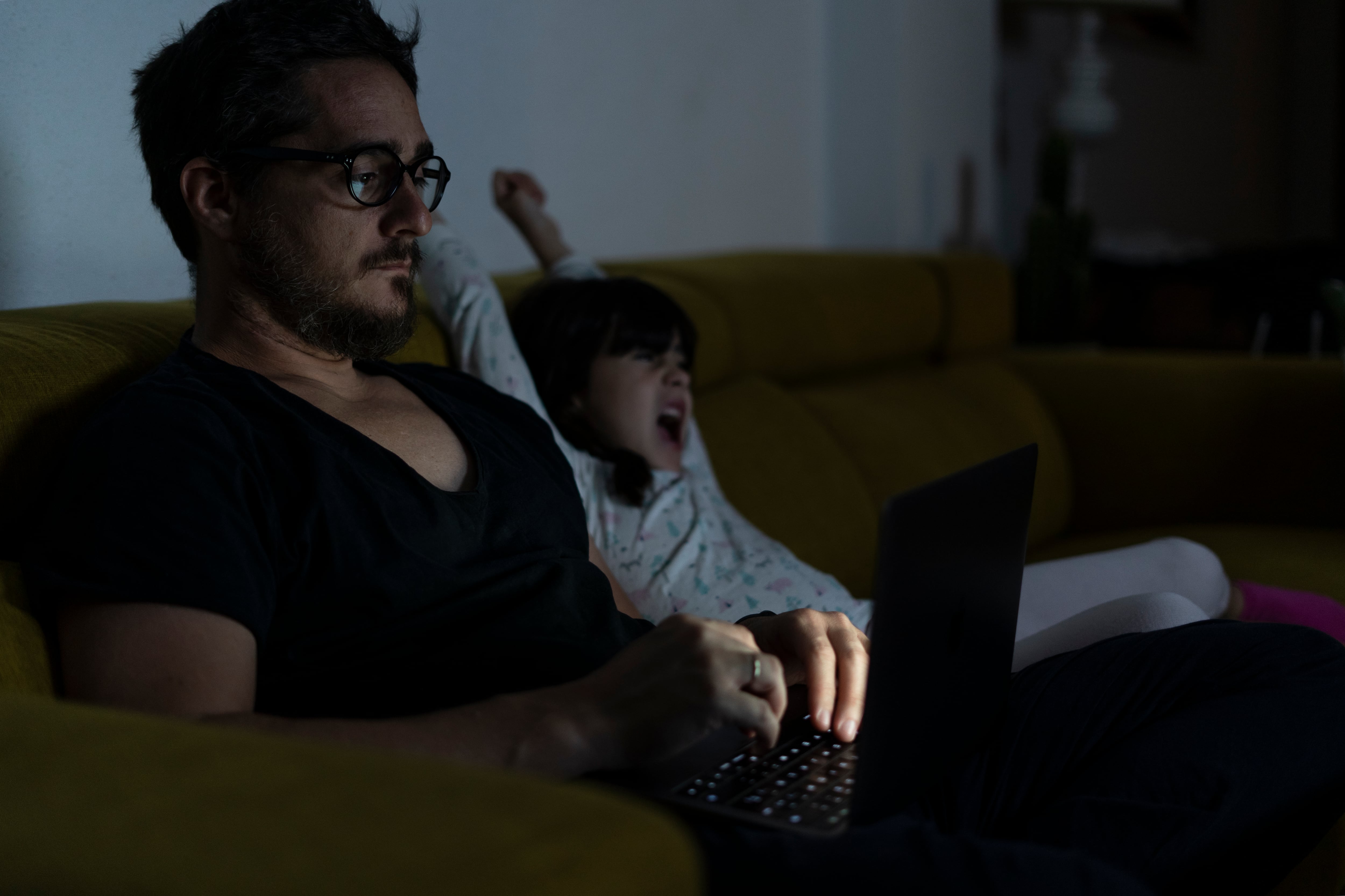 Сомнифобия: как ночная бдительность истощает родителей