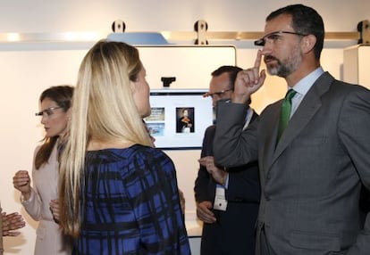 Los Pr&iacute;ncipes de Asturias en la sede de Google, en Palo Alto (California), durante el lanzamiento de la aplicacion de Google Maps USA. 