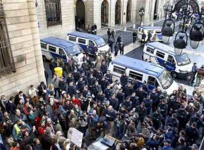 La Guardia Urbana y los Mossos impiden el acceso de Los Hijos de Don Quijote a la plaza de Sant Jaume.