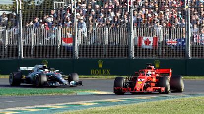 Vettel lidera un momento de la carrera por delante de Hamilton.
