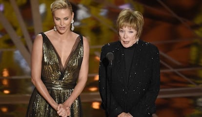 O vestido de Charlize Theron sem censura; ao lado dela, Shirley MacLaine.