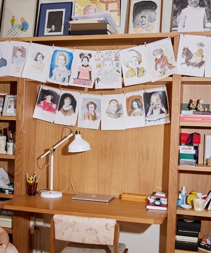 El escritorio donde trabaja la autora, con varios de sus dibujos.
