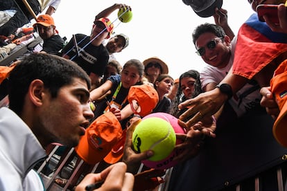 Alcaraz firma autógrafos a los aficionados en el Hard Rock Stadium de Miami.