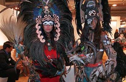 Dos actores con vestimentas mayas escenifican una ceremonia en la que queman copal (una resina de cactus empleada por los chamanes) en el pabellón mexicano de Fitur.