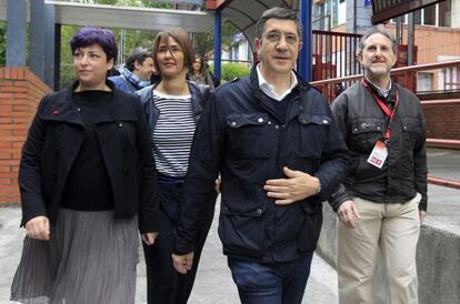 Eider Gardeazabal, Begoña Gil, Patxi López y Alfonso Gil, de izquierda a derecha, antes de ir a votar.