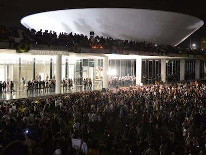 Manifestantes invadem o Congresso, em junho de 2013.