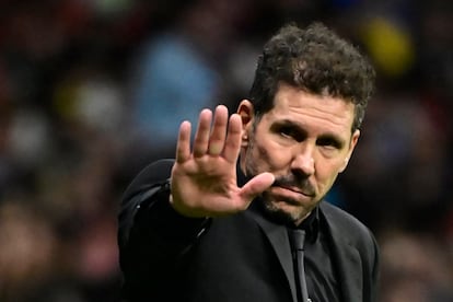 Simeone durante el derbi ante el Real Madrid este domingo.