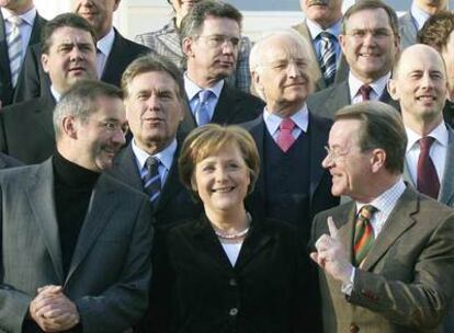 En la última fila, detrás de Angela Merkel, Thomas de Maiziere; en la segunda hilera y a la derecha, Wolfgang Tiefensee.