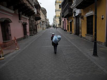 Un hombre camina el domingo pasado por una calle del centro histórico de Lima.