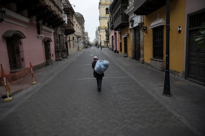 Un hombre camina el domingo pasado por una calle del centro histórico de Lima.