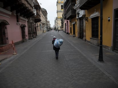 Un hombre camina por el centro de Lima, capital de Perú, el pasado 14 de junio.