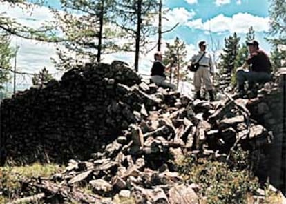 La Expedición Geohistórica Gengis Kan, en el lugar en el que fueron halladas algunas tumbas.