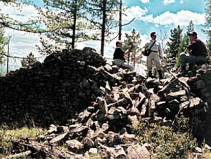 La Expedición Geohistórica Gengis Kan, en el lugar en el que fueron halladas algunas tumbas.