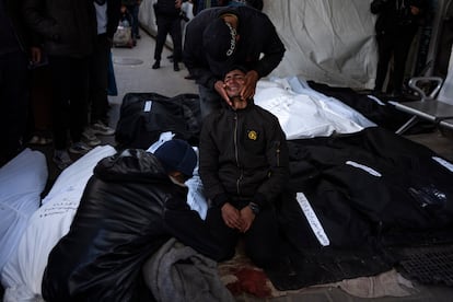 Un hombre llora junto a los cadáveres de varias personas muertas tras un ataque israelí sobre Rafah, este lunes. 