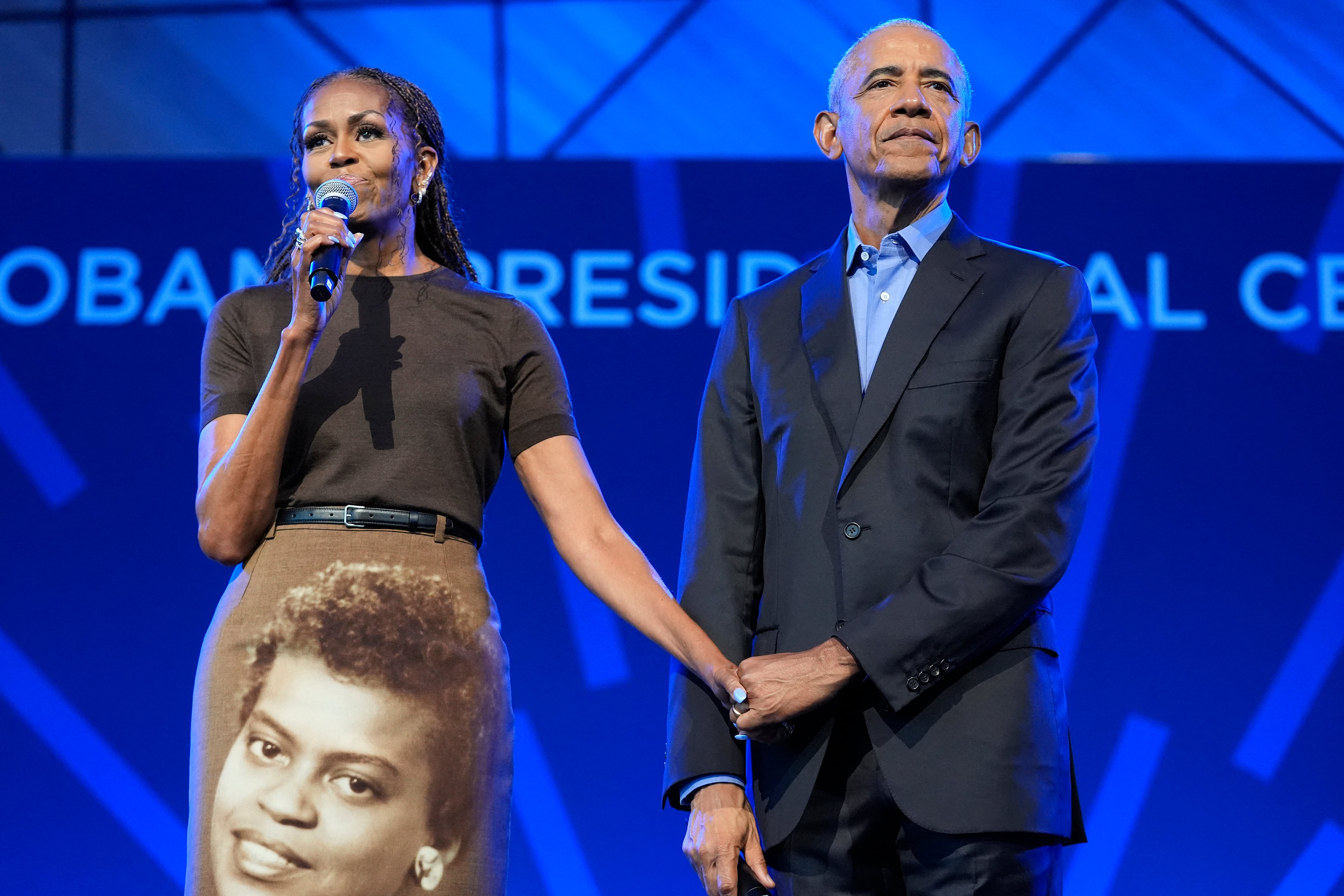 Una falda con su cara impresa: el emotivo homenaje de Michelle Obama a su madre fallecida