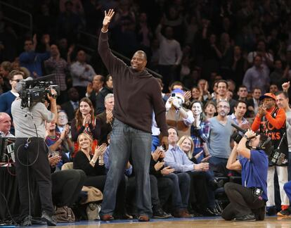 Patrick Ewing saluda al público en el partido que enfrentó en Nueva York a los Knicks con los Lakers en diciembre de 2012. Se retiró en 2002 en las filas de los Orlando Magic y en 2003 su dorsal, el 33, fue retirado en una ceremonia en el Madison Square Garden.