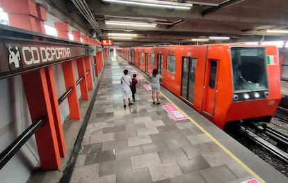 Un convoy de la línea 9 del metro de Ciudad de México llega a la estación Ciudad Deportiva, en septiembre de 2023.