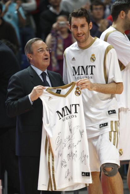 Florentino Pérez entrega una camiseta firmada a Rudy.