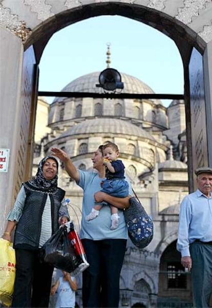 Mujeres turcas visitan la Nueva Mezquita en Estambul, el pasado 27 de septiembre.